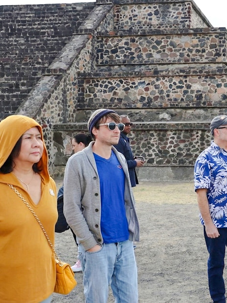 Tour group exploring Teotihuacán pyramids near Mexico City.