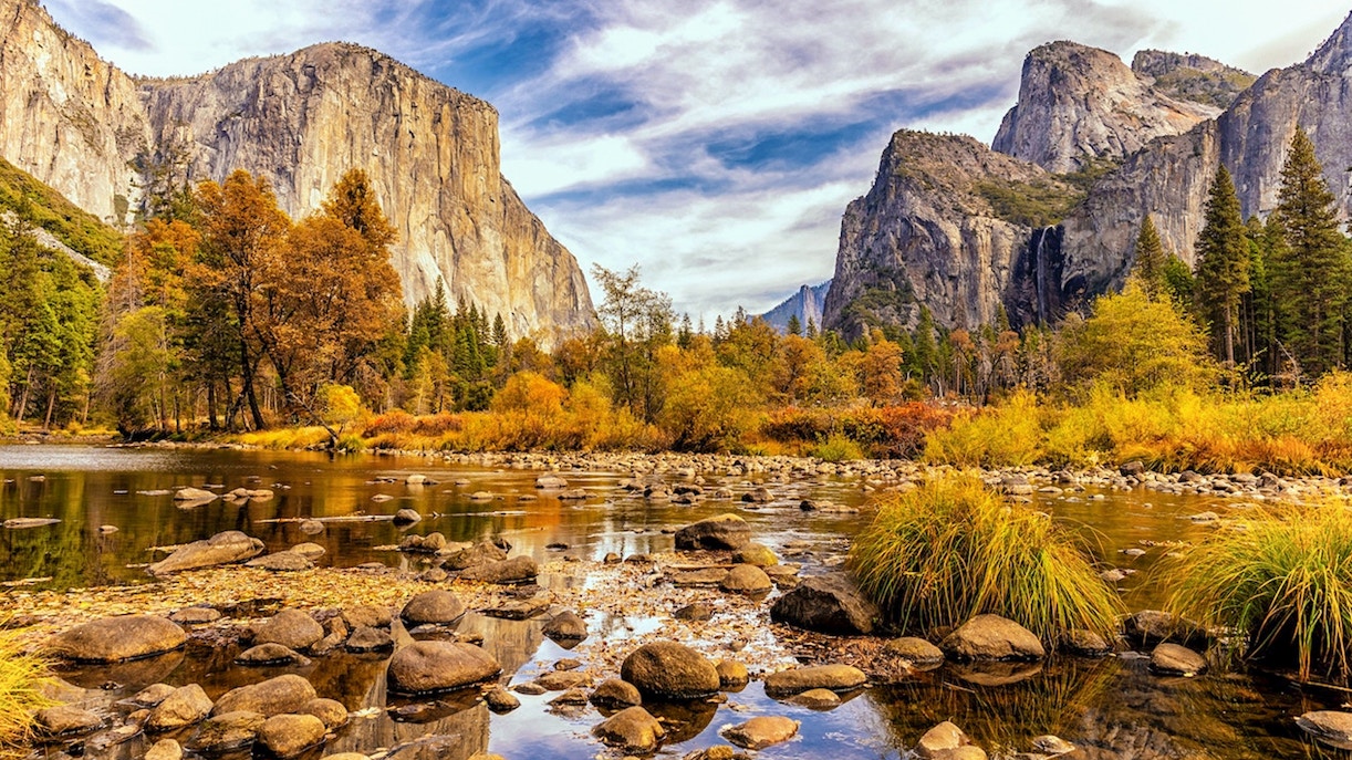 Alcatraz Island view with San Francisco skyline, Aquarium of the Bay, and Yosemite tour highlights.