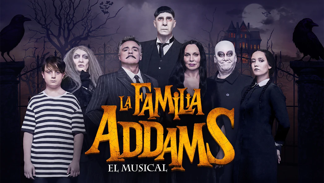 Cast of La Familia Addams, el Musical in front of a spooky mansion backdrop.