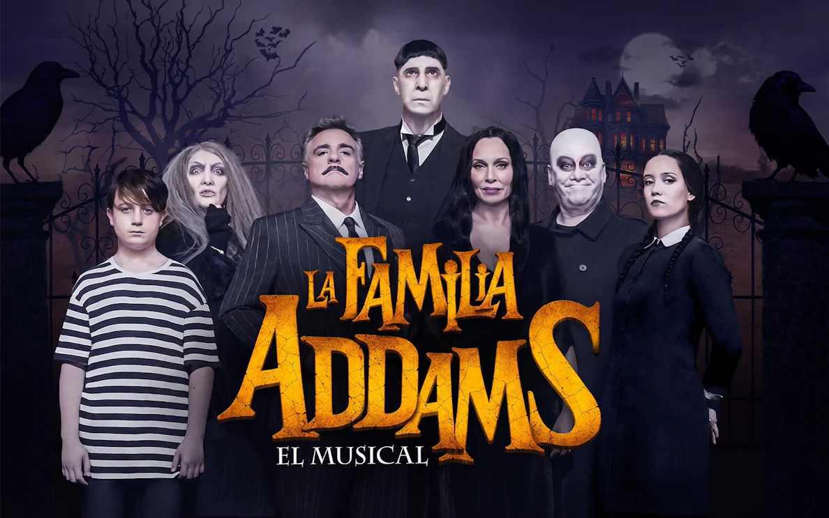 Cast of La Familia Addams, el Musical in front of a spooky mansion backdrop.