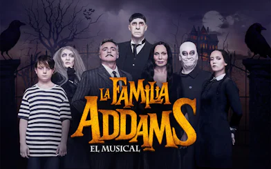 Cast of La Familia Addams, el Musical in front of a spooky mansion backdrop.
