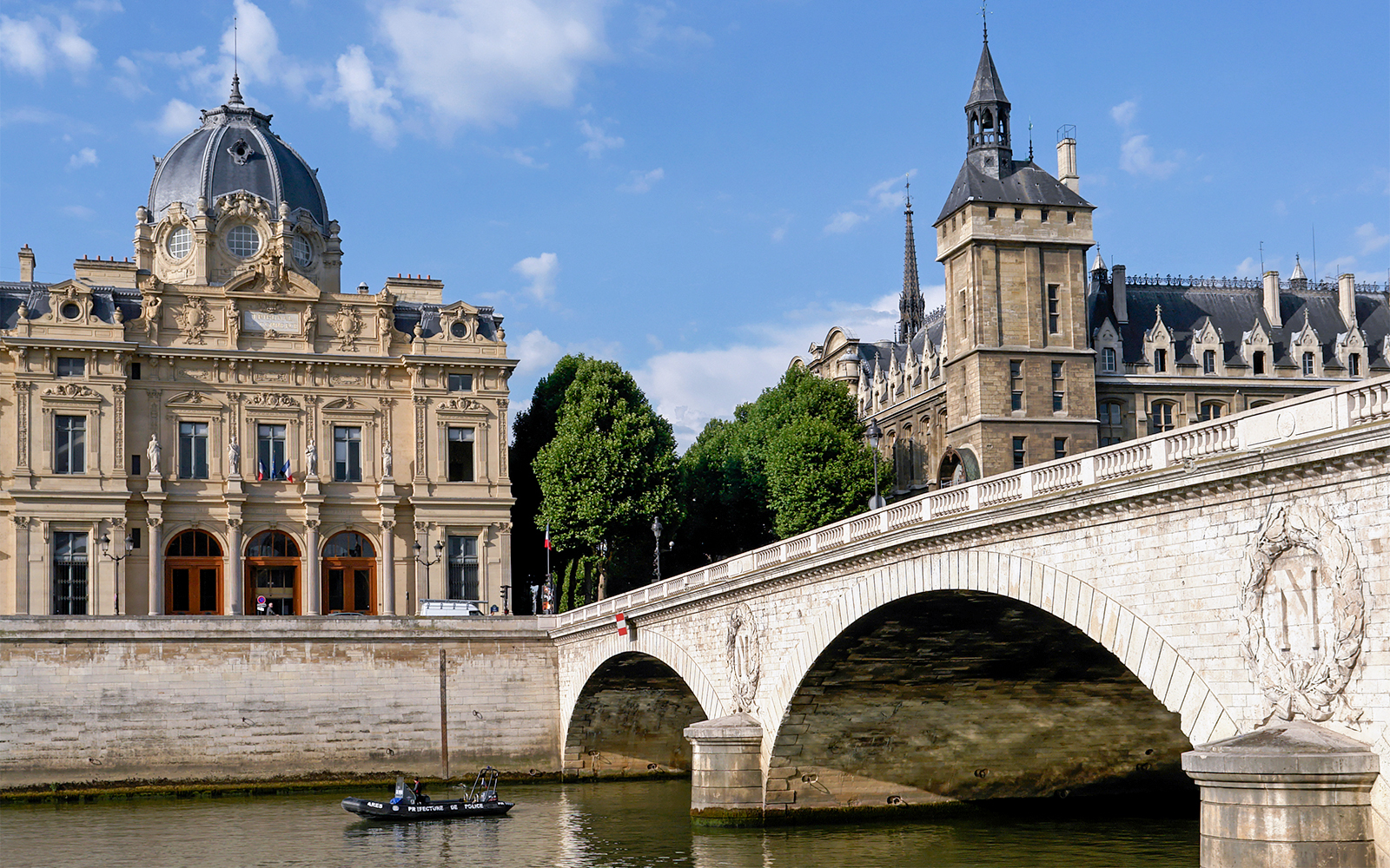 Pont au Change bridge over Seine River on Île de la Cité, Paris.
