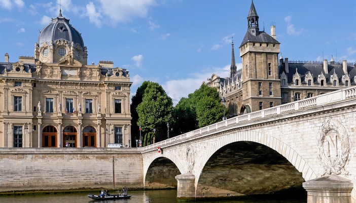 Pont au Change bridge over Seine River on Île de la Cité, Paris.