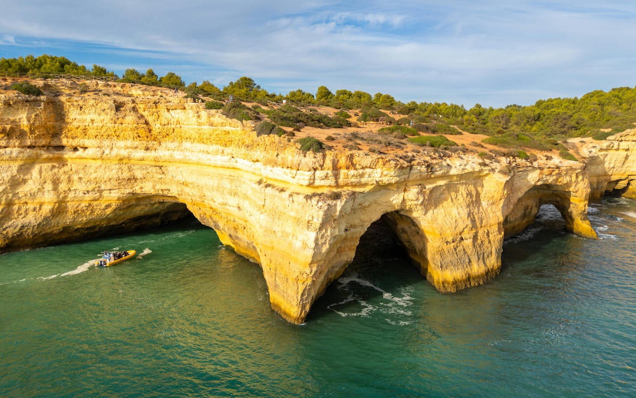 fra portimão: bådtur til benagil-grotten og marinha-stranden ved solnedgang-1