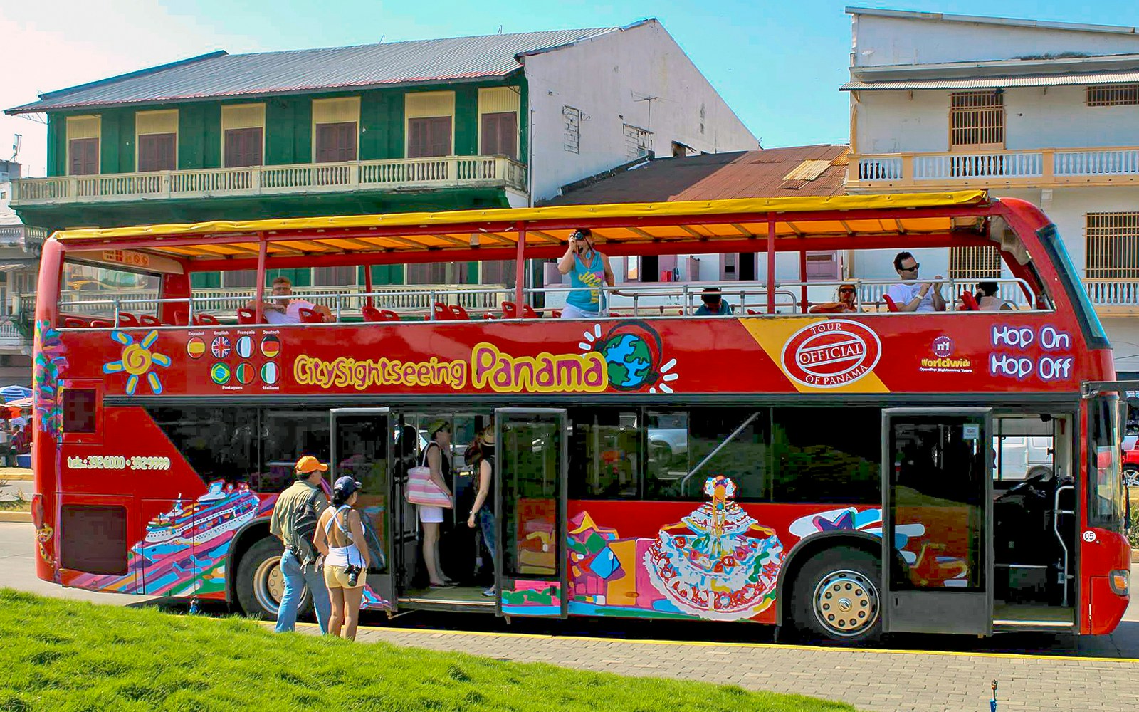 Persone salgono a bordo di un autobus Hop-on Hop-off