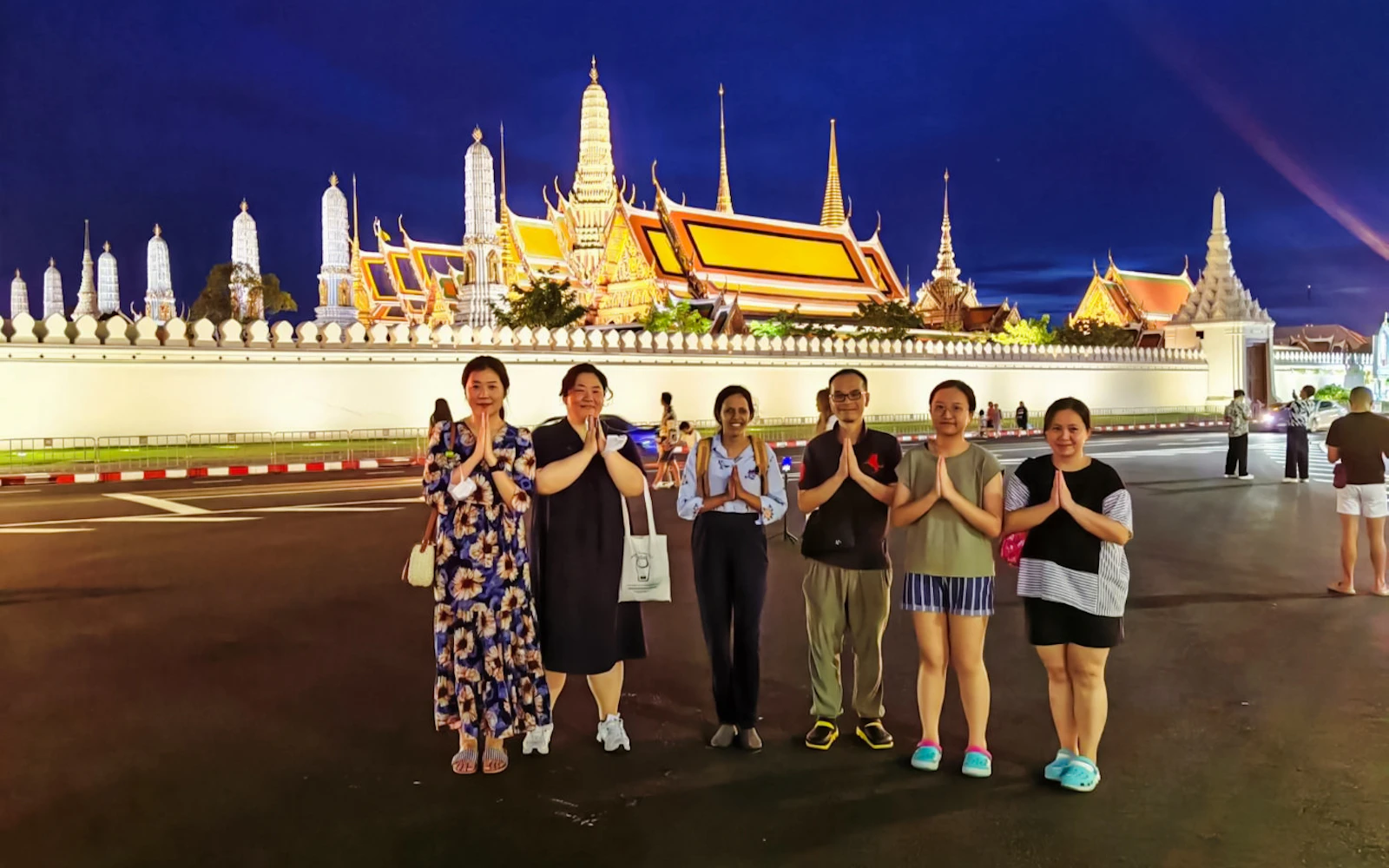 Bangkok Thai Costume at Wat Arun & Thonburi Canal Long-Tail Boat Guided Tour (Product 56557)