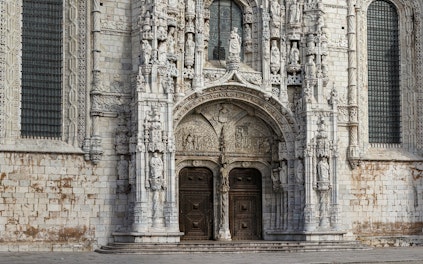 L'entrée de l'église