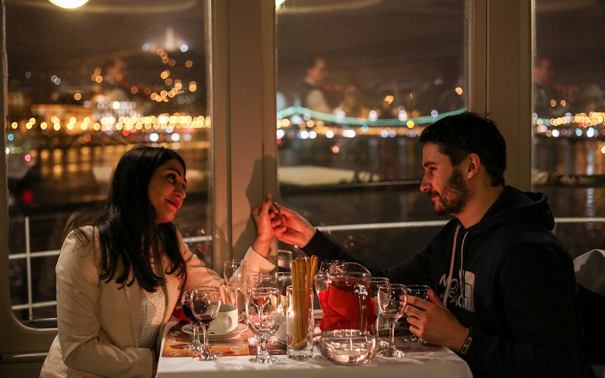 budapest: evening dinner cruise & live music-3 budapest: evening dinner cruise & live music-3