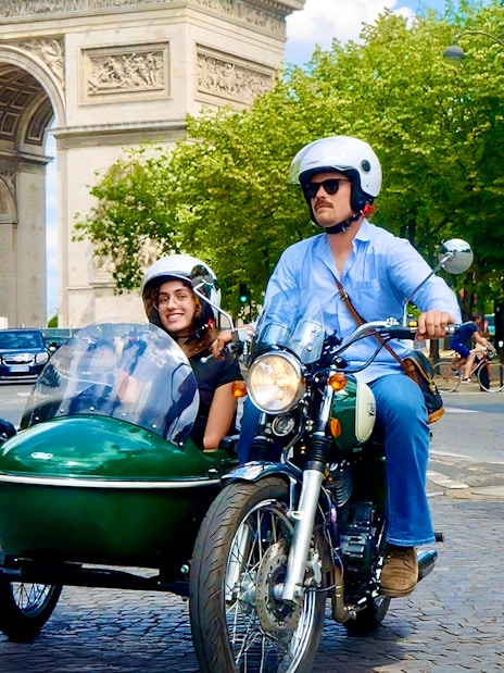 Sidecar tour passing the Arc de Triomphe in Paris.