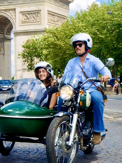 Sidecar tour passing the Arc de Triomphe in Paris.