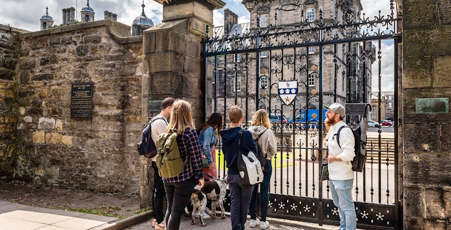 Tourists with a guide at the entrance of Edinburgh Castle, Scotland.