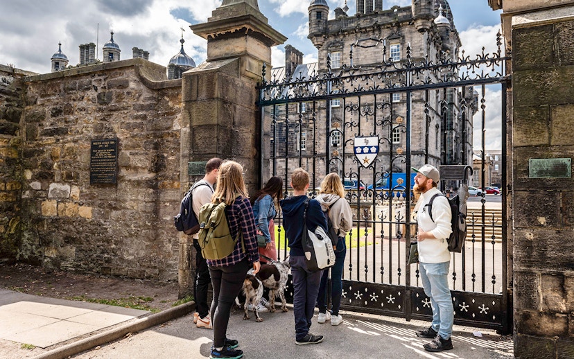 Tourists with a guide at the entrance of Edinburgh Castle, Scotland.