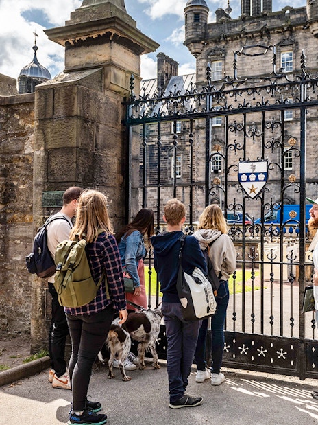 Tourists with a guide at the entrance of Edinburgh Castle, Scotland.