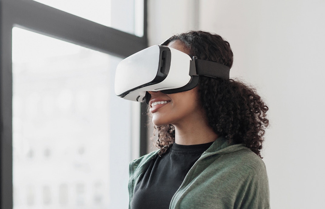 Eine Frau trägt eine CR-Brille beim virtuellen Erlebnis Berlin's Odyssey im Berliner Fernsehturm innen
