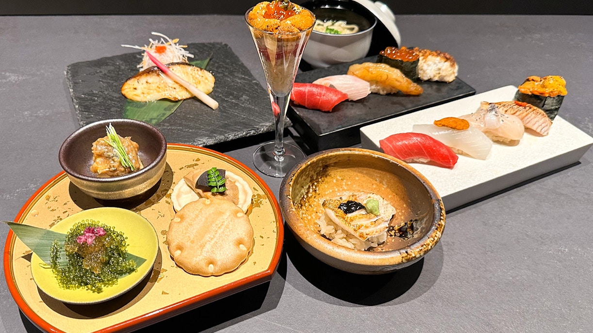 diverse porzioni di sushi in giappone