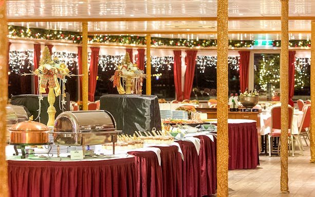 Festive dining setup on Advent Afternoon Cruise in Mainz with decorated tables and buffet.