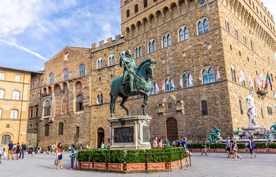 Equestrian statue of Cosimo I at Palazzo Vecchio, Florence, on The Authentic Leonardo da Vinci Tour.