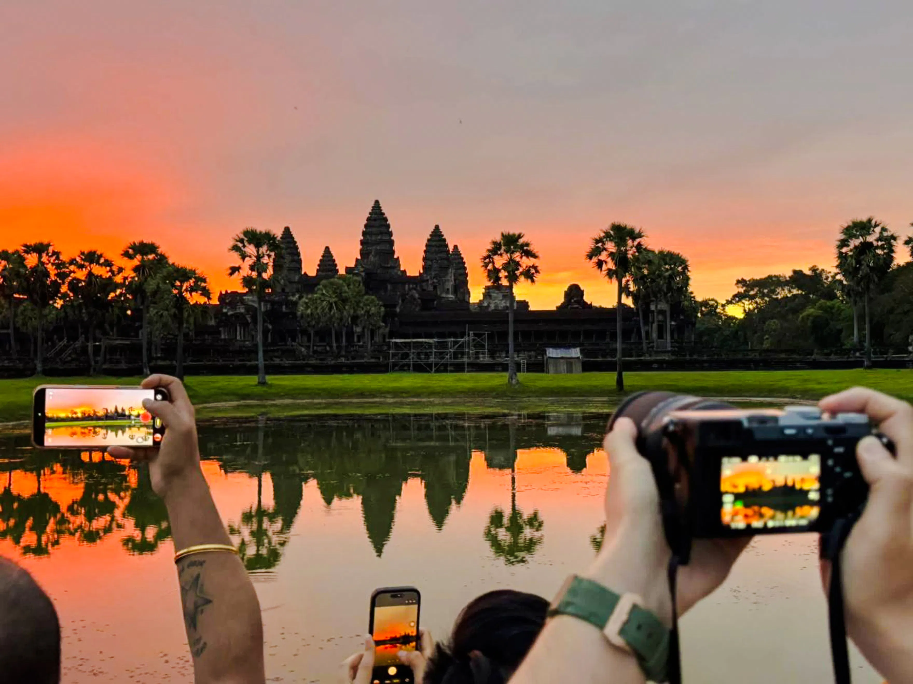 angkor wat half-day sunrise guided tour with breakfast and visits to ta prohm and bayon-3