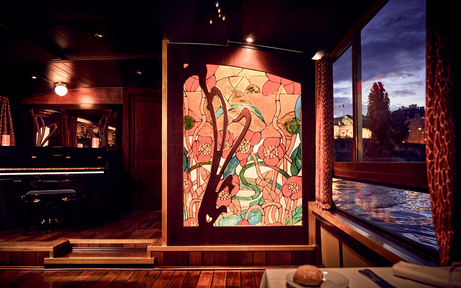 Live music and window seat on Bataeux Mouches Seine River Cruise