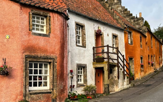 Colorful historic buildings in Culross, Scotland, featured on the Outlander Experience 1-day Tour from Edinburgh.