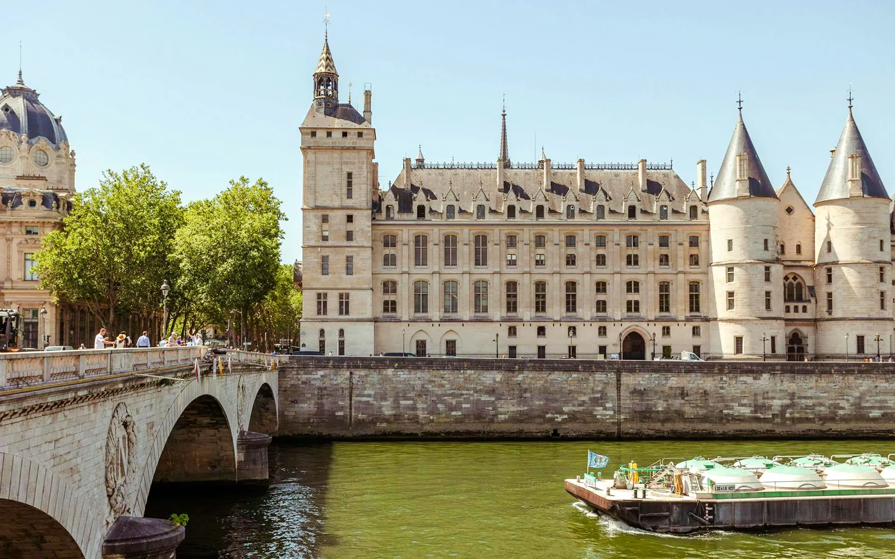 Sainte-Chapelle guided tour with view of Conciergerie and Seine River in Paris.