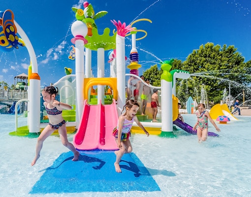 Water park attractions at Parque Warner Beach, Madrid, featuring slides and pools.