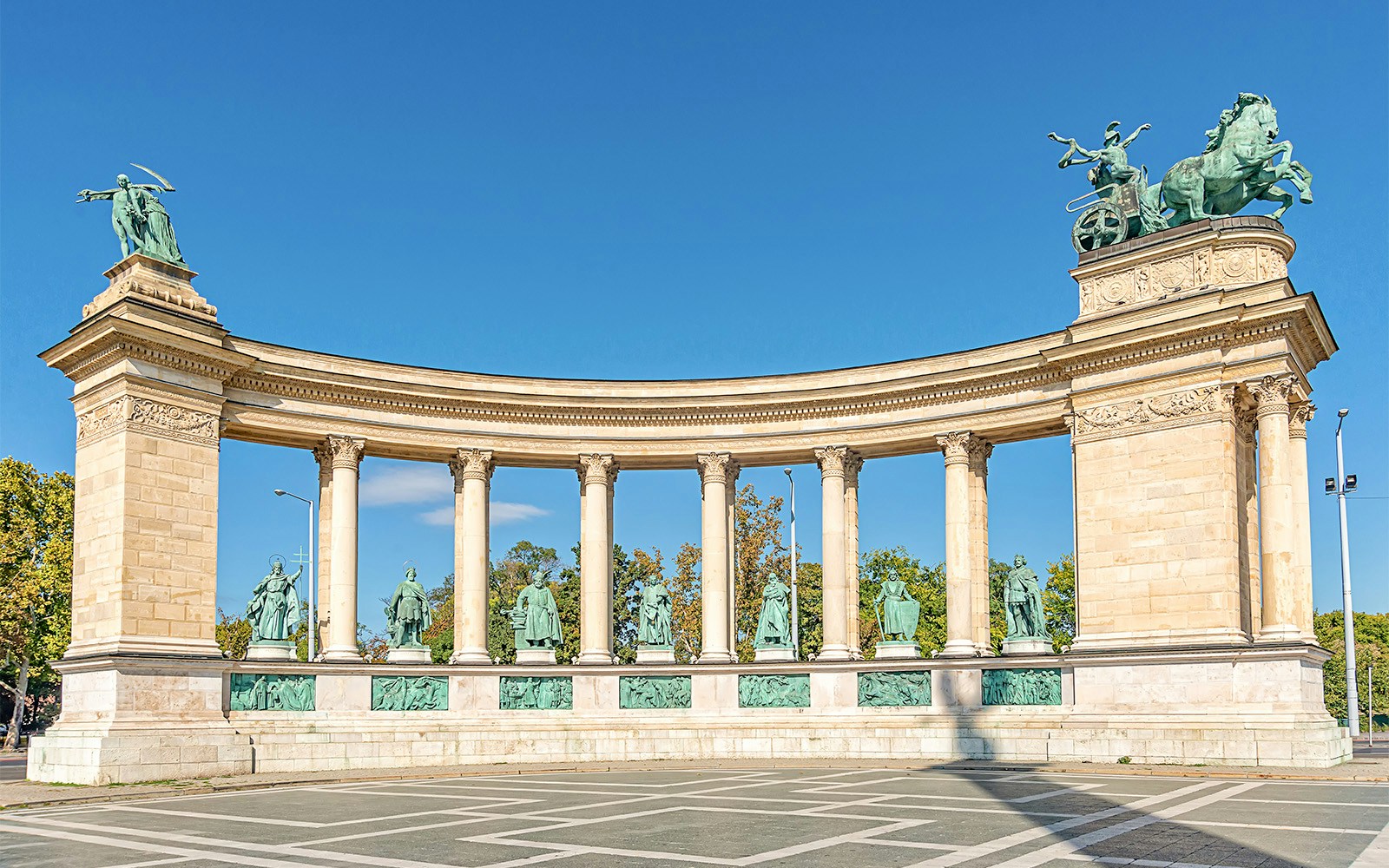 Plaza de los Héroes con el autobús turístico de Budapest