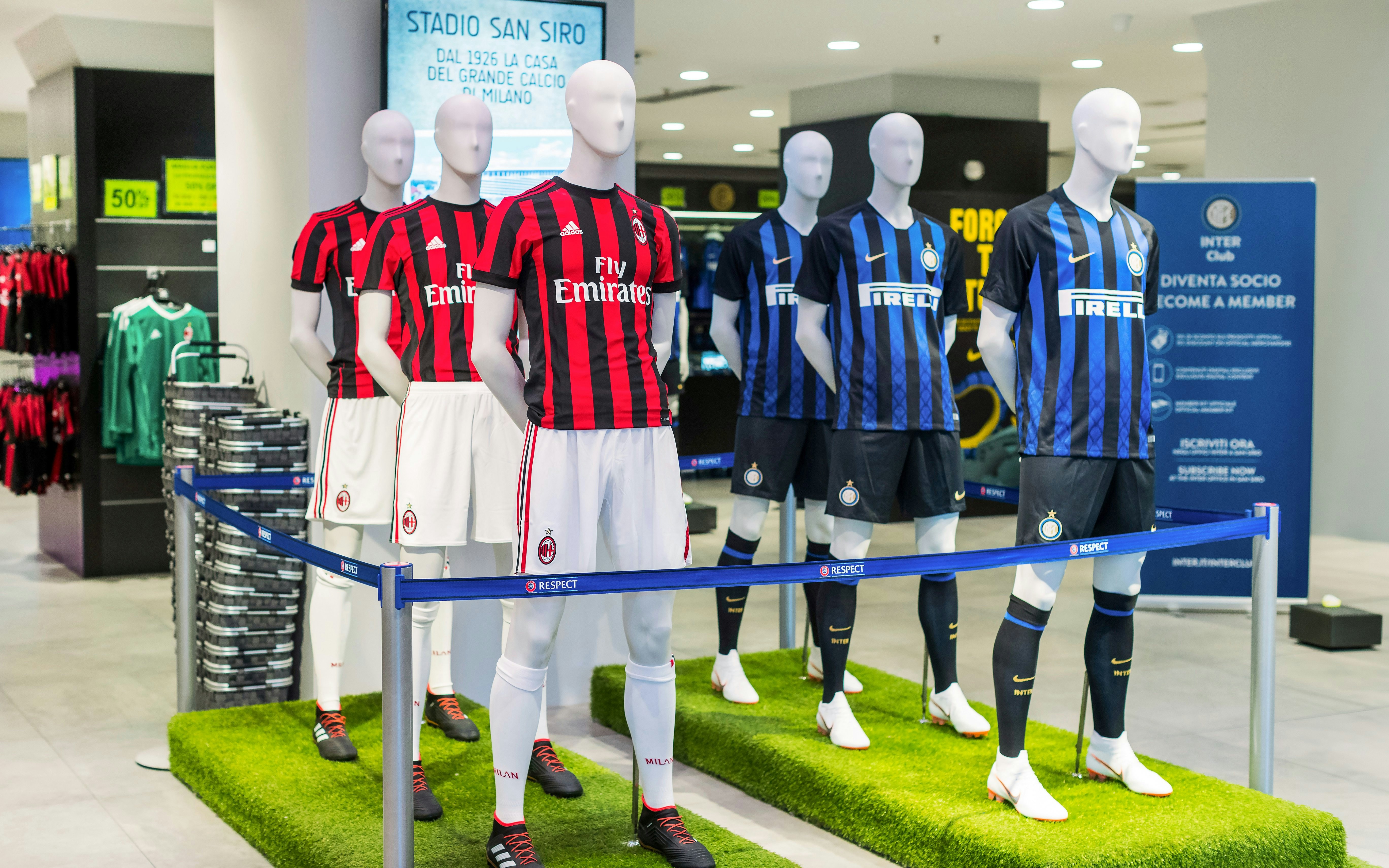 Mannequins in AC Milan and Inter Milan jerseys at San Siro official store.