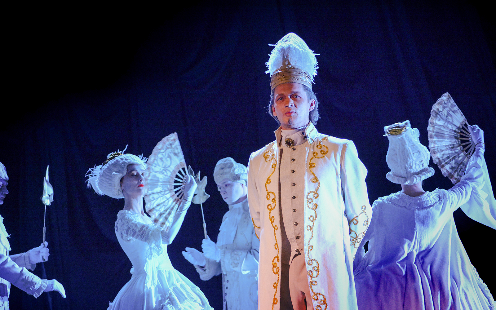 Palco da Ópera Estatal de Viena com artistas em uma cena de opereta.