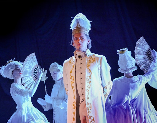 Palco da Ópera Estatal de Viena com artistas em uma cena de opereta.