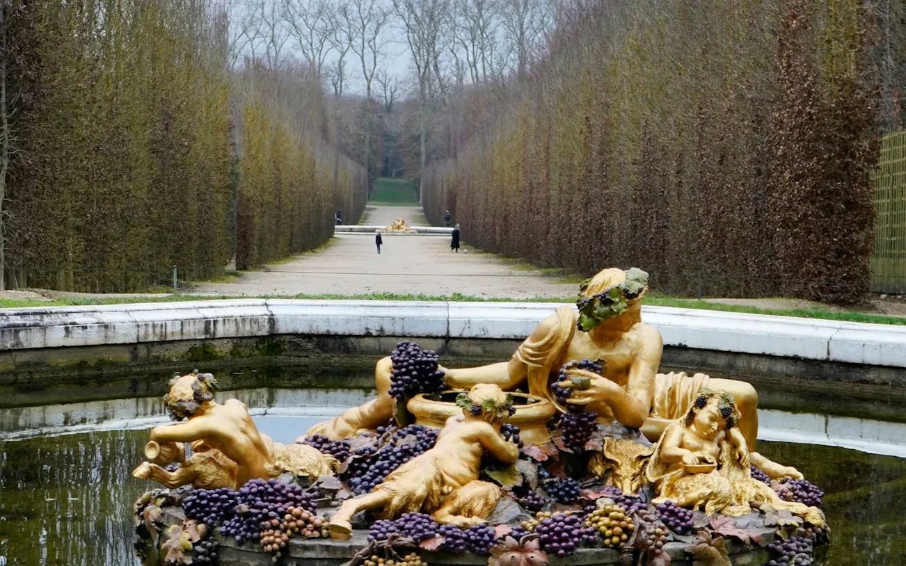 visite guidée en petit groupe avec accès coupe-file au château et aux jardins de versailles, avec trajet aller-retour en train depuis paris-8