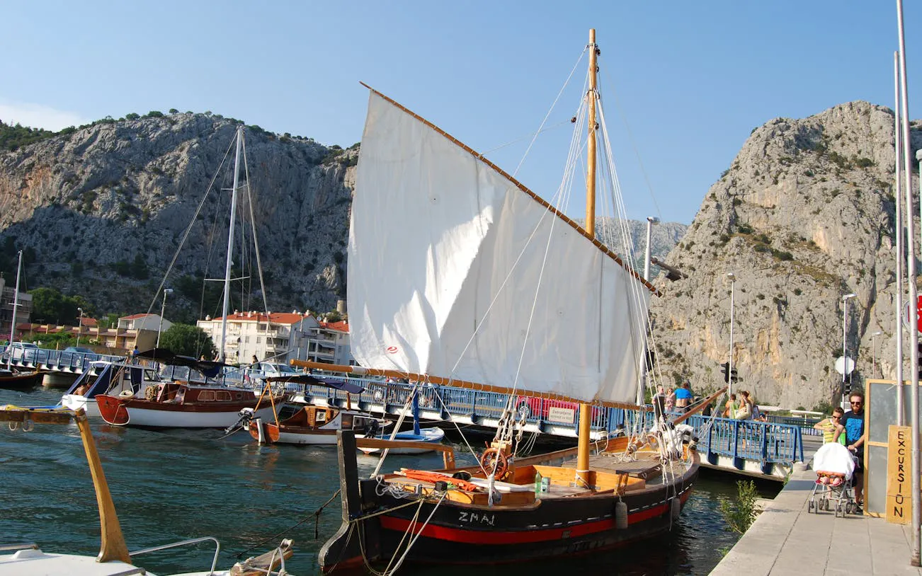 historische geführte tour durch omis und weinprobe in einer weinkellerei für erwachsene-7