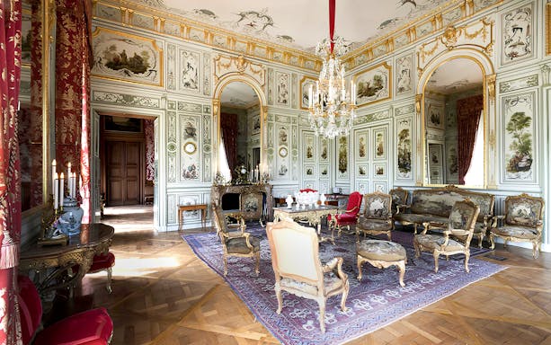 Château de Champs-sur-Marne ornate room with antique furniture and chandelier.