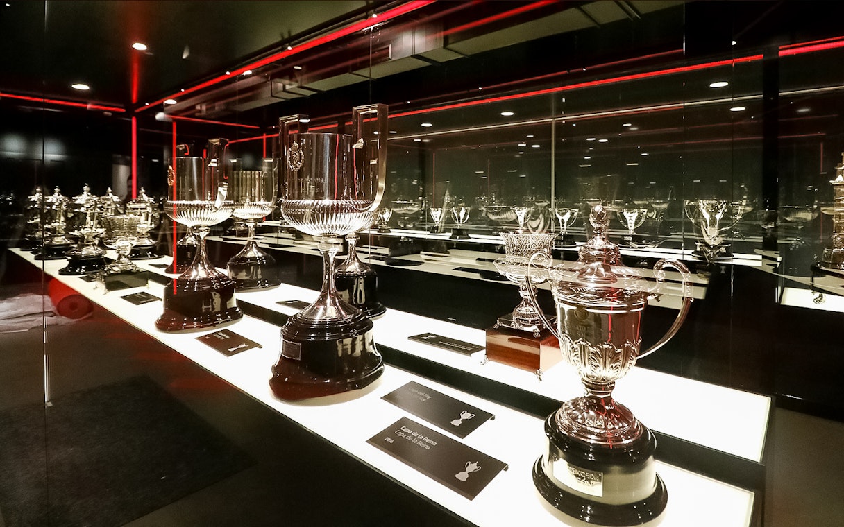 Trophy display at Cívitas Metropolitano during the "Territorio Atleti" guided tour.