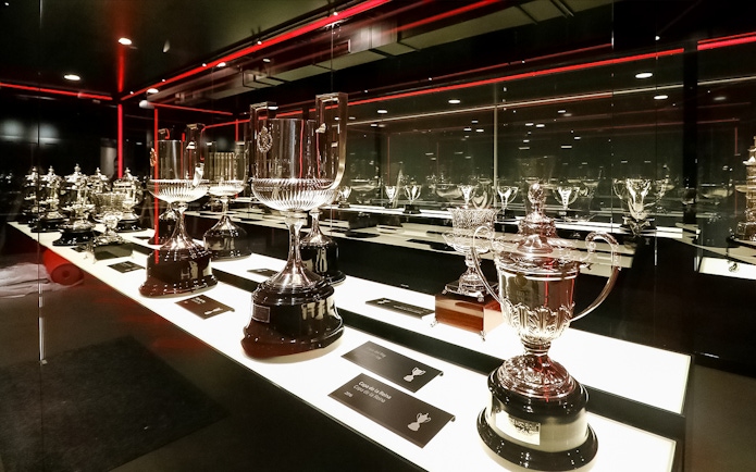 Trophy display at Cívitas Metropolitano during the "Territorio Atleti" guided tour.