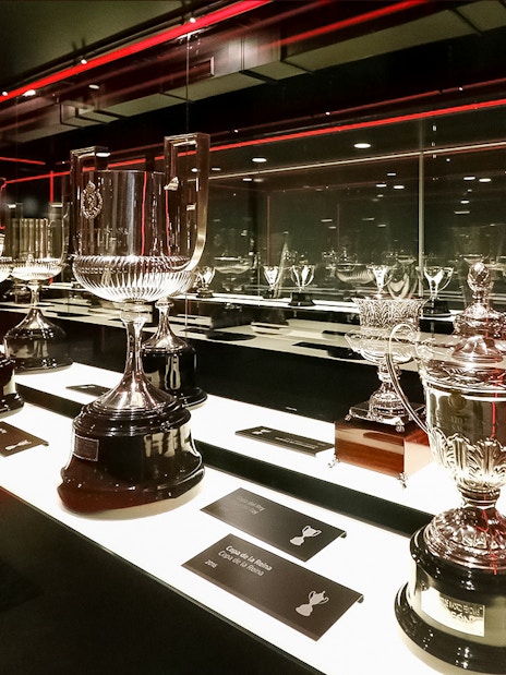 Trophy display at Cívitas Metropolitano during the "Territorio Atleti" guided tour.