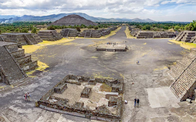 Pyramid of the Sun and Avenue of the Dead in Teotihuacan, Mexico, with surrounding ancient structures.