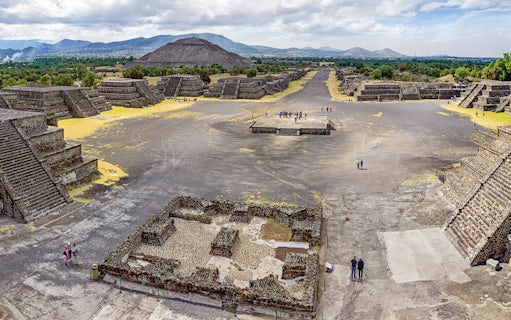Pyramid of the Sun and Avenue of the Dead in Teotihuacan, Mexico, with surrounding ancient structures.