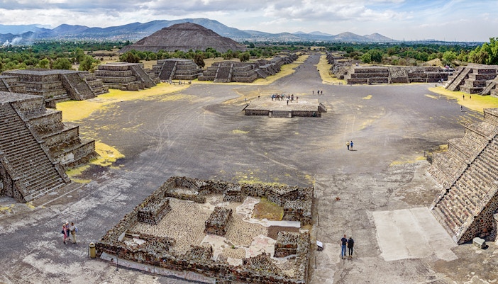 Pyramid of the Sun and Avenue of the Dead in Teotihuacan, Mexico, with surrounding ancient structures.