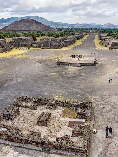 Pyramid of the Sun and Avenue of the Dead in Teotihuacan, Mexico, with surrounding ancient structures.