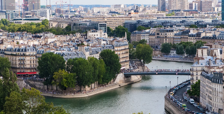 Île de la Cité in Paris with Seine River and historic buildings.