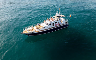 Benalmádena cruise boat with guests enjoying Mediterranean tasting menu on Salacia.