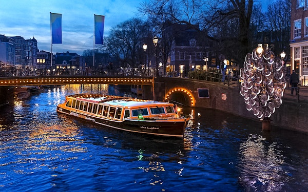 Amsterdam Light Festival: 75-min Traditional Cruise With Optional Unlimited Drinks 