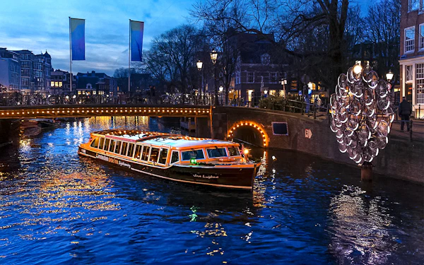 Amsterdam Light Festival: 75-min Traditional Cruise With Optional Unlimited Drinks