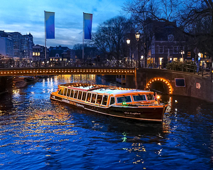Amsterdam Light Festival: 75-min Traditional Cruise With Optional Unlimited Drinks