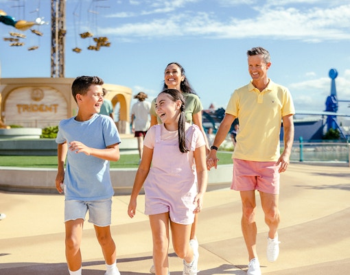 Una famiglia si gode una giornata al Sea World Gold Coast, passeggiando vicino alla statua del Tridente.