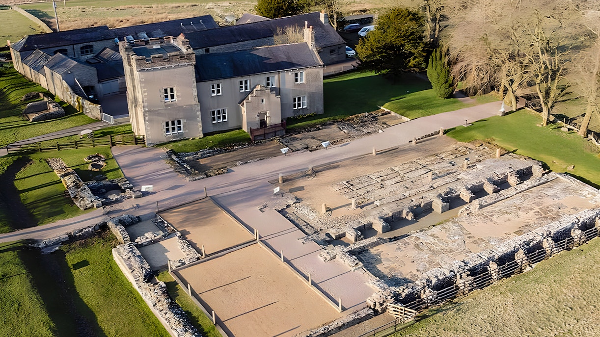 https://cdn-imgix.headout.com/media/images/131f929aa6e8b0628a15cdd8e5f5150f-Birdoswald%20Roman%20Fort%20Aerial.jpg