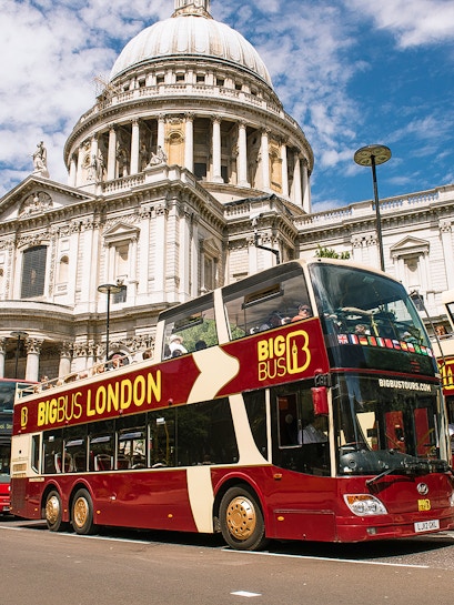 Open-top Big Bus London tour in front of St. Paul's Cathedral.