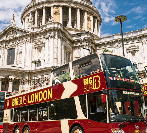 Open-top Big Bus London tour in front of St. Paul's Cathedral.