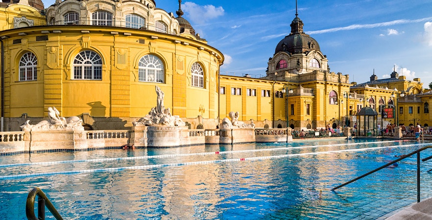 Széchenyi Thermal Bath in Budapest with outdoor pool and historic architecture.